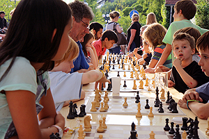 08 Gross und Klein beim gemeinsamen Spiel II.jpg